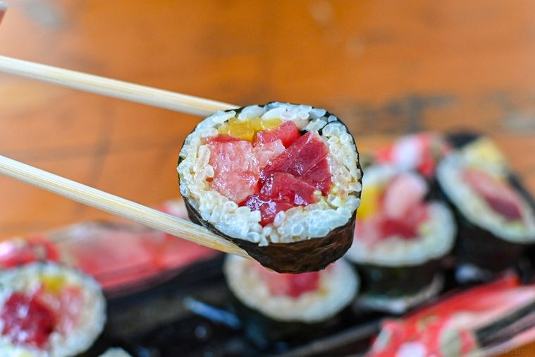 鮨を持っているところ