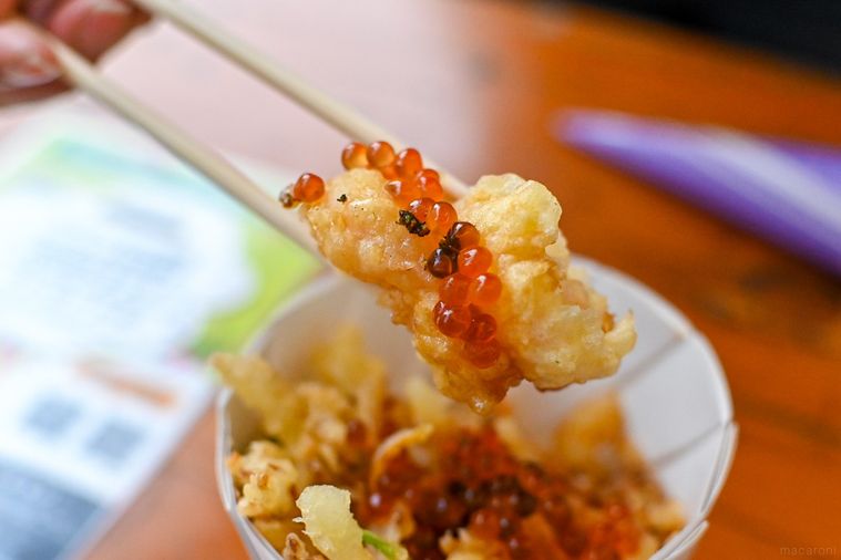 天ぷらを持ち上げているところ