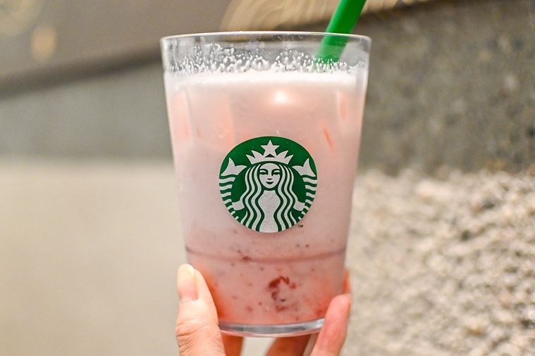 ドリンクを持っているところ