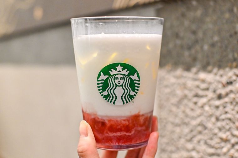 ドリンクを持っているところ