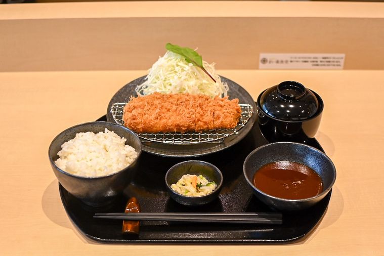 カツの定食のアップ