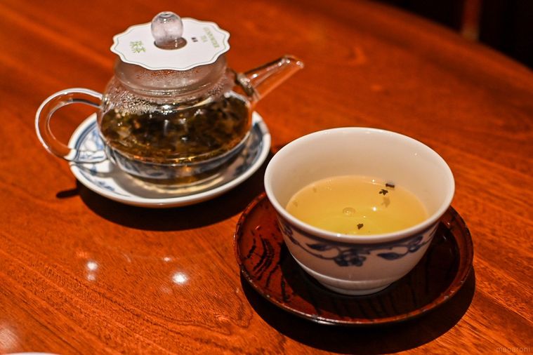 中国茶が入ったポットとカップ