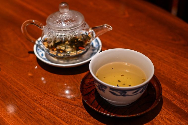 中国茶が入ったポットとカップ