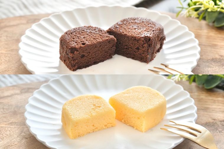 木のカッティングボードと白い皿にのった泡食感のショコラケーキとチーズケーキの断面と金のフォークとストライプの布とグリーン