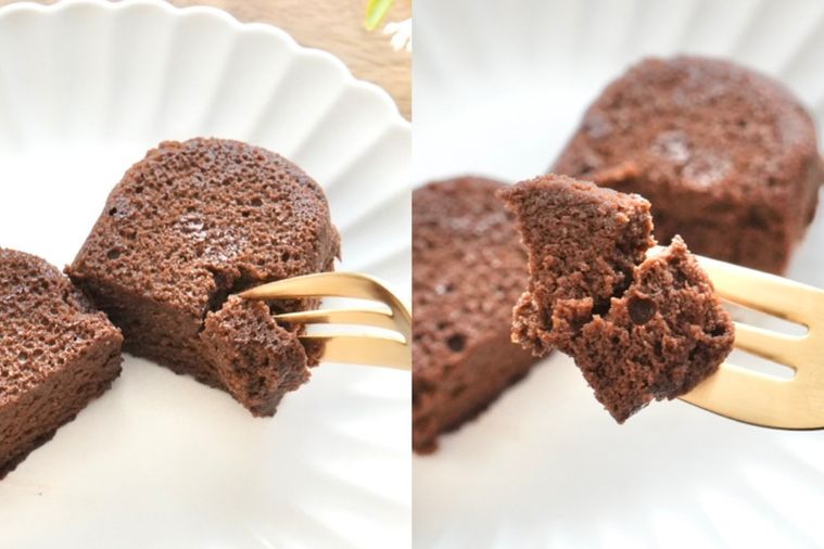 木のカッティングボードと白い皿にのった泡食感のショコラケーキの断面に金のフォークを刺して食べる様子とストライプの布