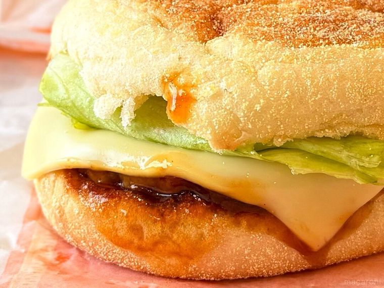 具だくさんに入った北海道4種のチーズてりやきマフィン