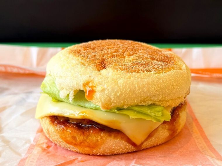 袋から取り出した北海道4種のチーズてりやきマフィン