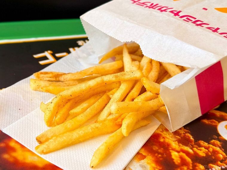 シャカシャカポテト 名古屋名物手羽先味がかかったポテトを取り出している様子