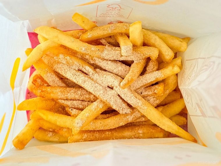 ポテトにシャカシャカポテト 名古屋名物手羽先味を振りかけた様子