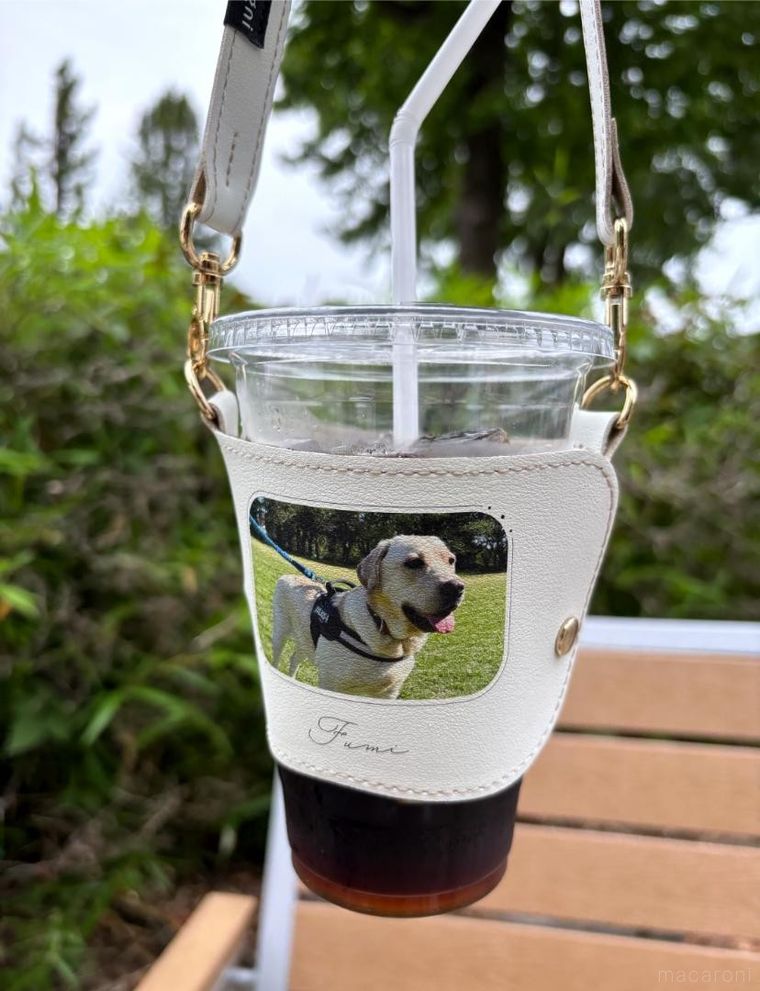 ドリンクをセットしたカップホルダー