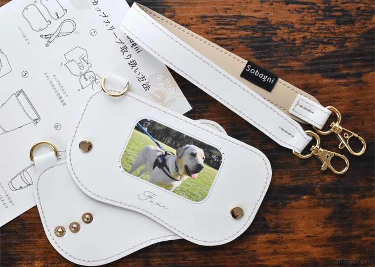 組み立て前のカップホルダーと説明書