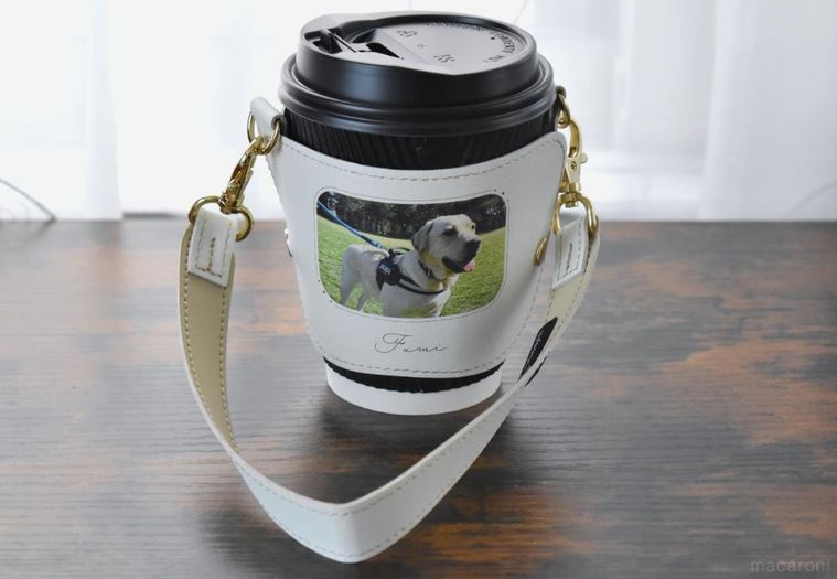 カップを入れたホルダー