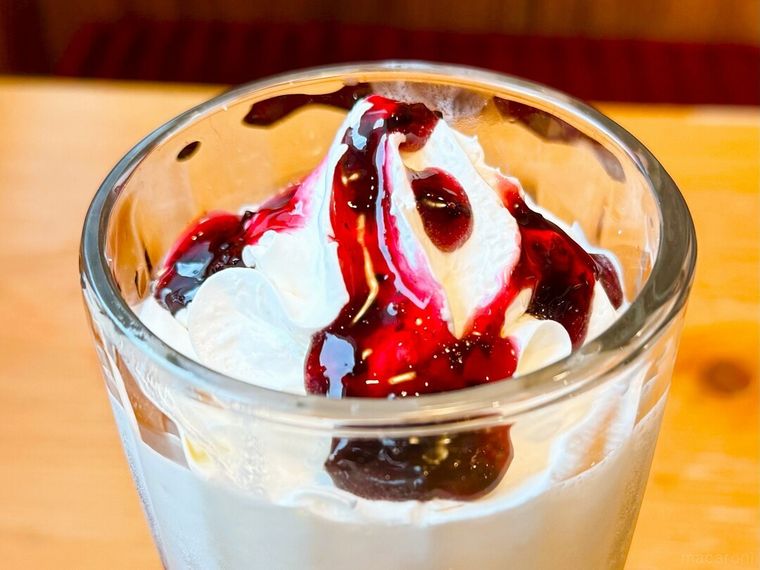 グラスに入ったフラッペ ブルーベリーヨーグルト