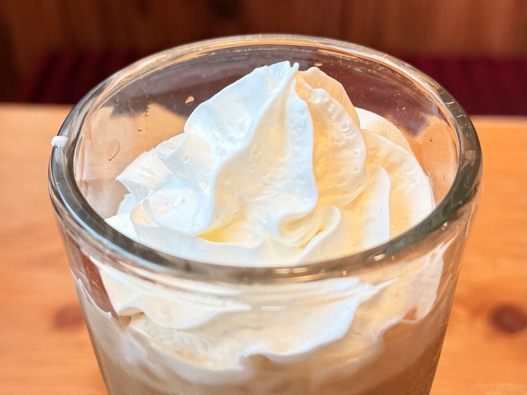 グラスに入ったフラッペ コーヒー