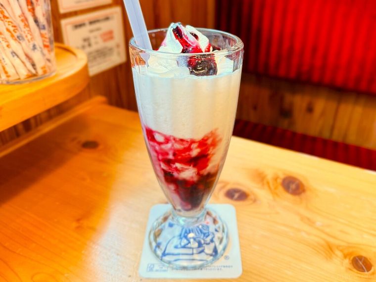 テーブルに置かれたフラッペ ブルーベリーヨーグルト