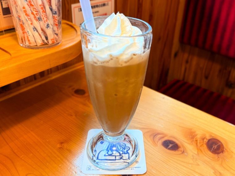 テーブルに置かれたフラッペ コーヒー