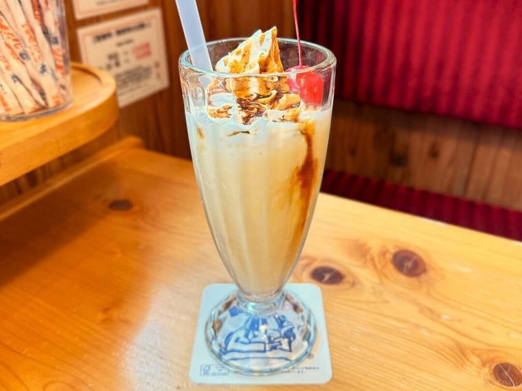 テーブルに置かれたフラッペ クラシックプリン