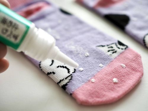 子どもの靴下に必須ダイソーで話題のすべり止め液にコスパ最高階段も怖くない