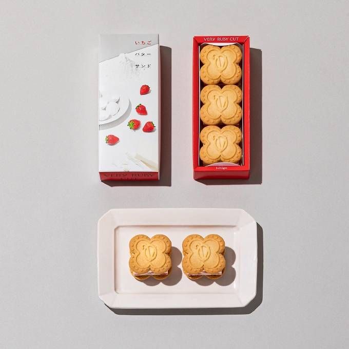 いちごバターサンドがふたつのった四角いお皿と3つのいちごバターサンドが入ったパッケージが置いてある