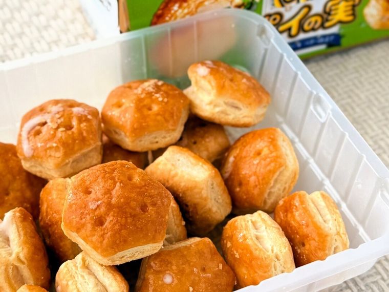 透明ケースに入ったパイの実レアチーズケーキ ベリー仕立て