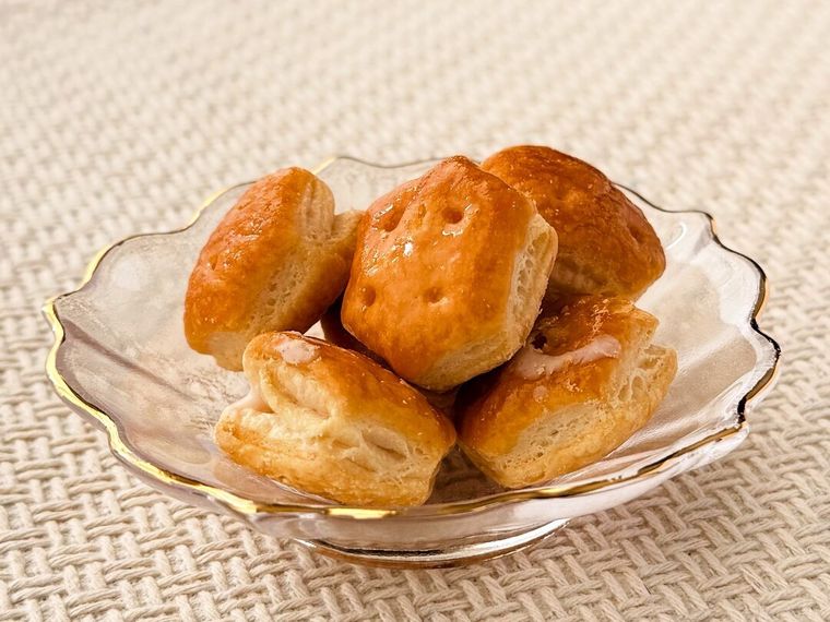 ガラス皿にのったパイの実レアチーズケーキ ベリー仕立て