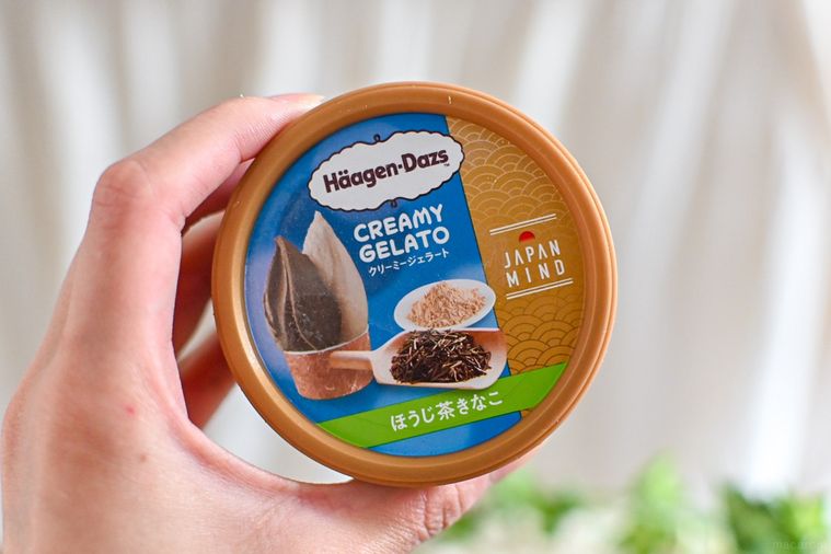 アイスのカップを持っているところ