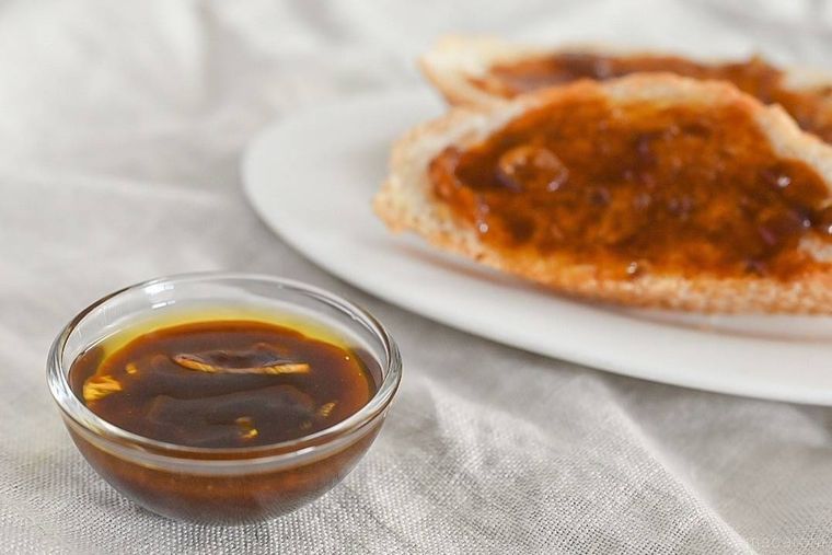 ガーリックバターソースとバゲット