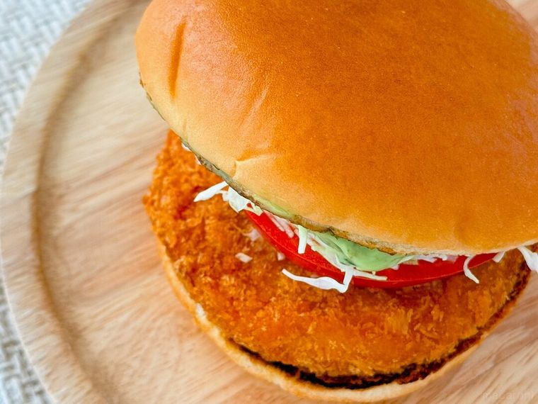 木皿にのったバジルマヨの海老カツバーガー国産バジのった