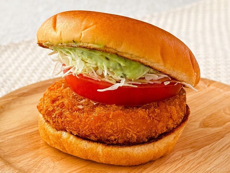 パッケージから取り出したバジルマヨの海老カツバーガー国産バジル