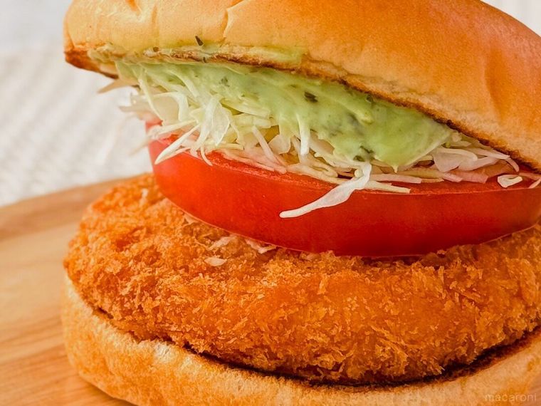 海老カツやトマトなどが挟まれたバジルマヨの海老カツバーガー国産バジル