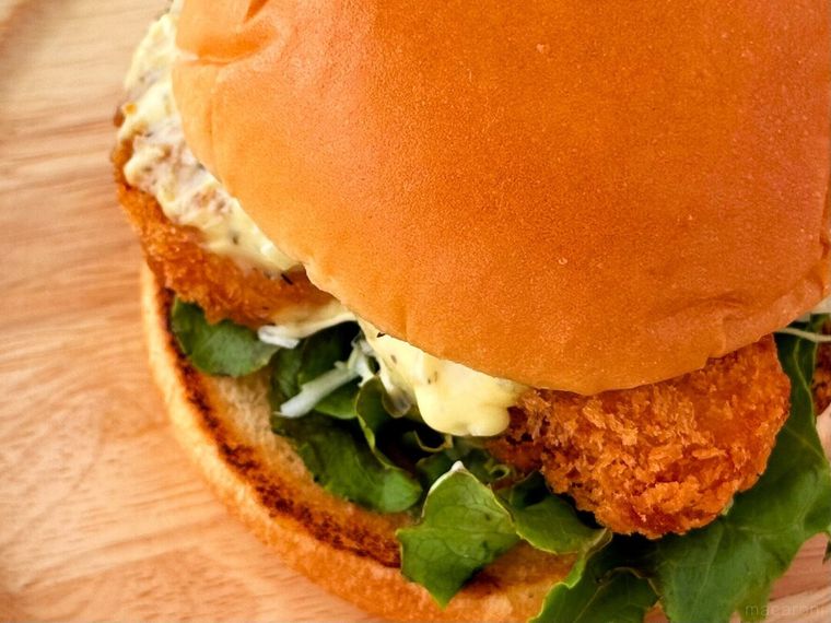 木皿にのった海老エビフライバーガー