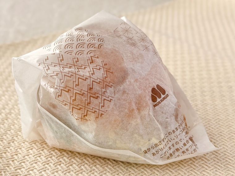 パッケージに包まれた海老エビフライバーガー