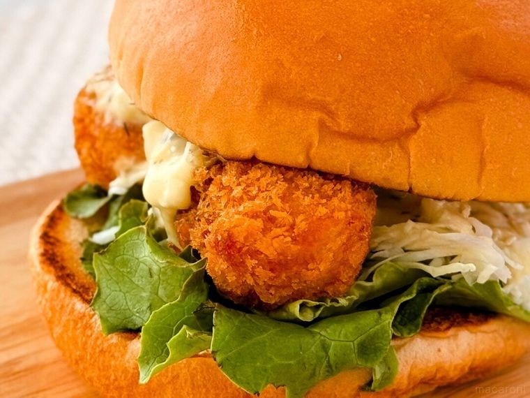 キャベツやエビフライなどが挟まれた海老エビフライバーガー