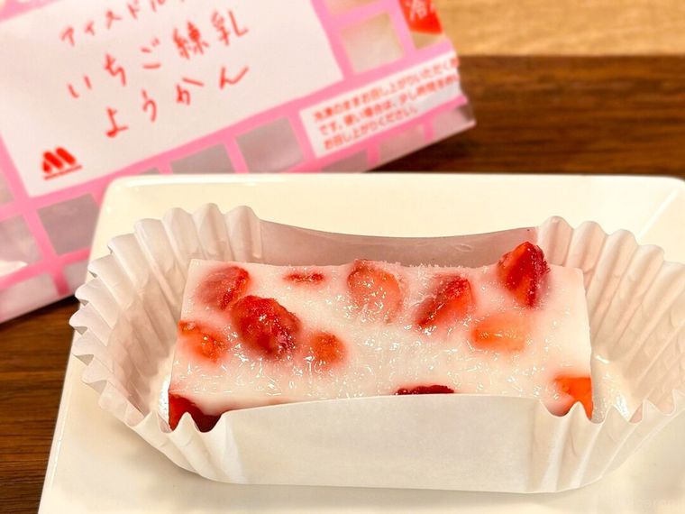 パッケージから取り出したアイスドルチェ いちご練乳ようかん