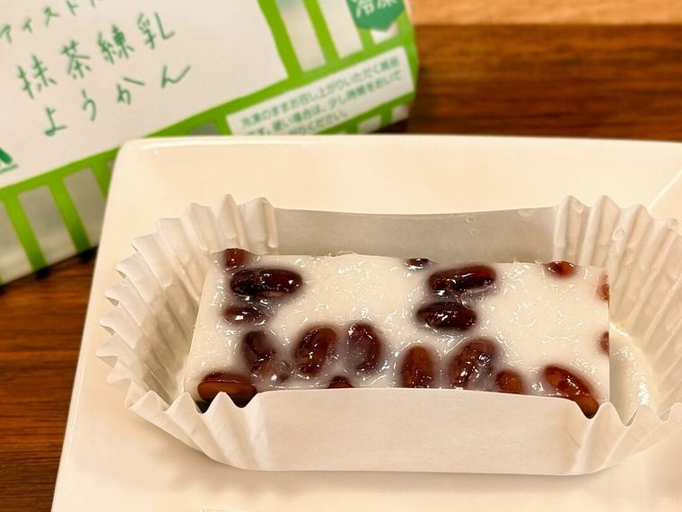 パッケージから取り出したアイスドルチェ 抹茶練乳ようかん