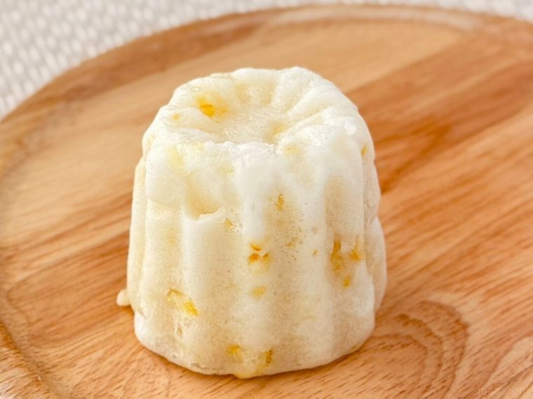 パッケージから取り出した米粉のゆずコヌレ白あん入り