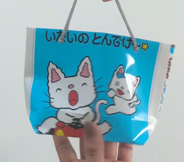 絵本カバーをトートバック風にリメイクした様子