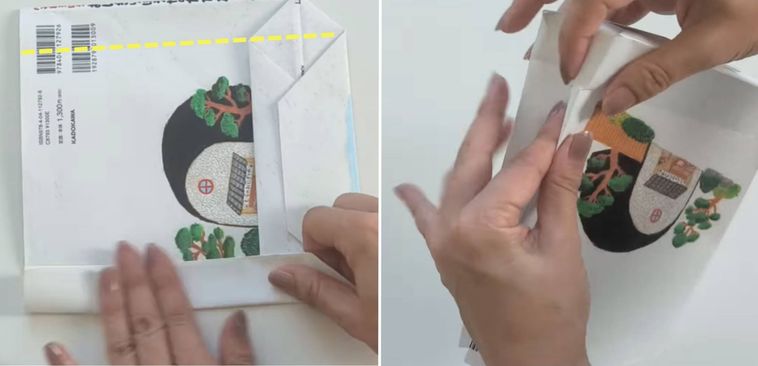 紙袋のマチを折っている様子