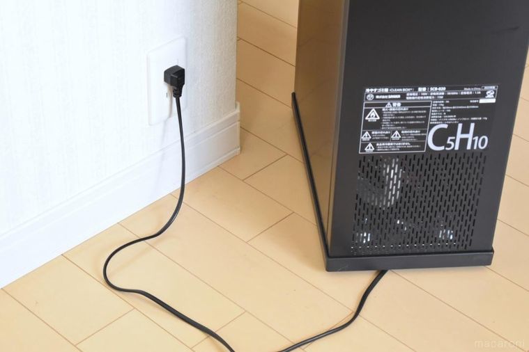 コンセントに差し込んだゴミ箱のプラグ