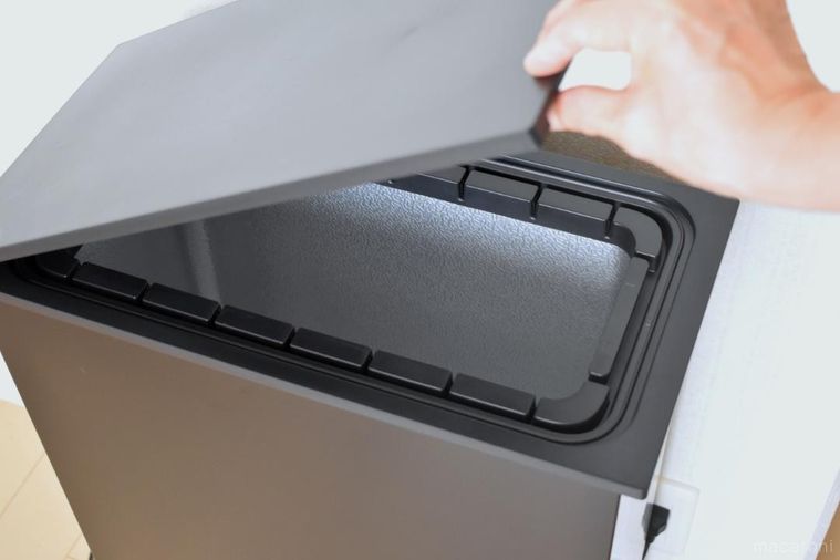 手で持ち上げたゴミ箱のフタ