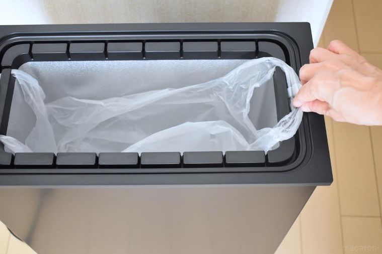 ポリ袋を設置したゴミ箱の内側