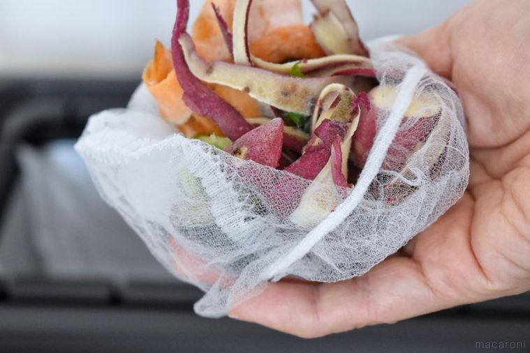 冷凍されたネット入りのくず野菜