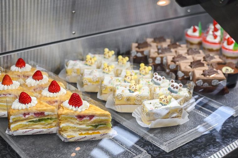 ショーケース内のケーキ