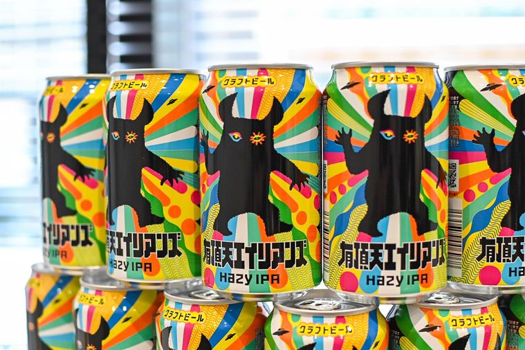 缶ビールが詰んであるところ