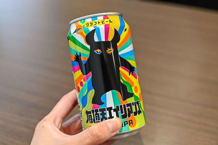 缶ビールを持っているところ