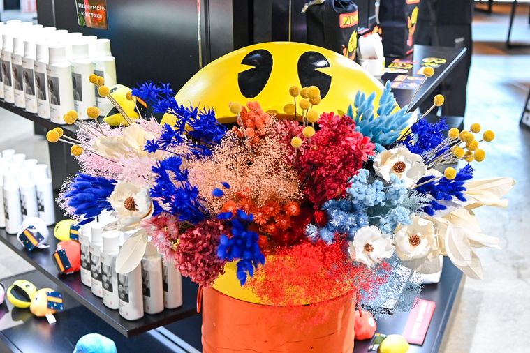 キャラクターと花のオブジェのアップ