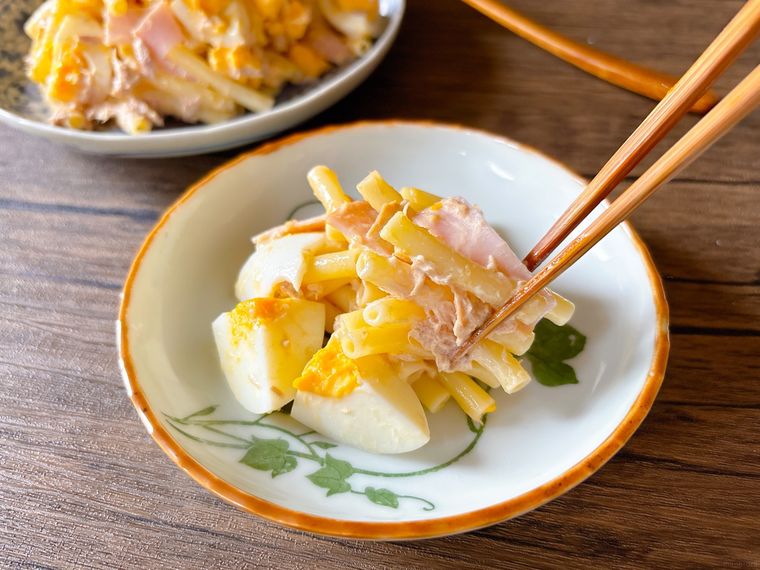 取り分けたマカロニサラダを箸上げする様子