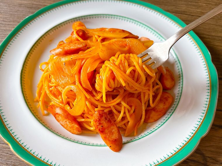 ピーマンなしナポリタンを食べる様子