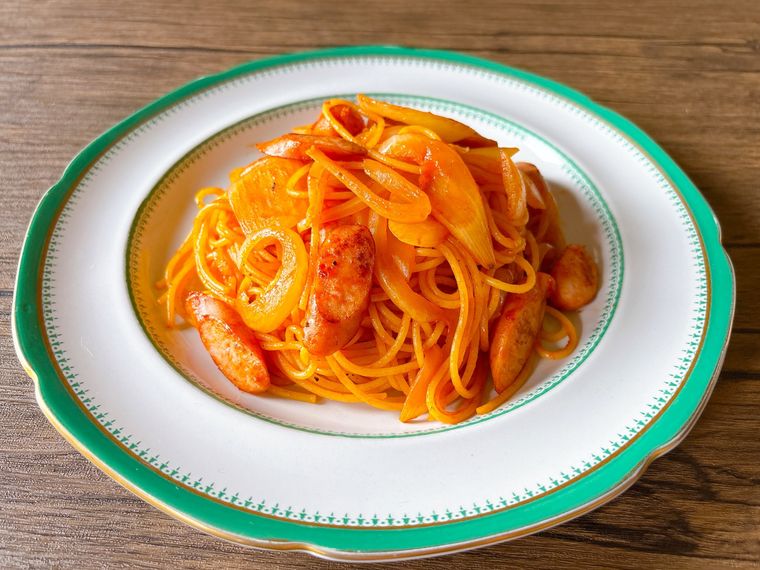 緑色の縁取りの皿に盛られたピーマンなしナポリタン