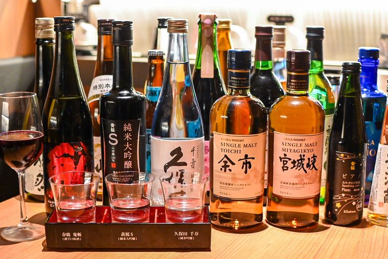 お酒の瓶が並んでいるところ